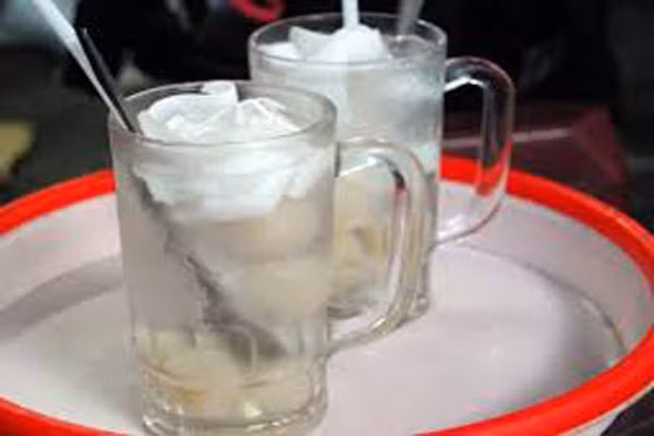 Phần nước dừa cho con uống không để quá 20 phút, bởi nó sẽ mất hết chất điện phân và nhiễm khuẩn vì phơi mình trong không khí quá lâu. Chỉ nên cho bé uống trước bữa cơm.