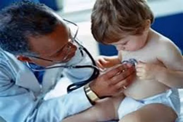 Thường xuyên khám sức khỏe. Đây là điều khôn ngoan các gia đình nên làm, đặc biệt là đo huyết áp. Nhất là những trẻ có tiền sử gia đình bị chứng bệnh này. Đây là yếu tố nguy cơ quan trọng nhất đối với bệnh tim mạch. Việc giáo dục sớm về sức khỏe có thể giúp ngăn chặn huyết áp cao sau này cho những đứa con thân yêu của bạn.