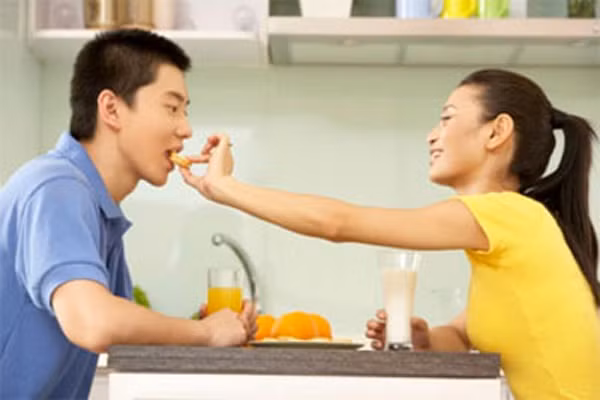 Bị ảnh hưởng lẫn nhau. Khi đã kết hôn, các cặp vợ chồng dĩ nhiên sẽ ăn cơm cùng nhau, vì vậy mà họ có khả năng sẽ phải ăn những loại thực phẩm mà họ không muốn. Điều này quyết định một sự tăng cân lớn. Hơn nữa, các người vợ cũng có xu hướng bày biện những bữa ăn tươm tất hơn để phục vụ sở thích của chồng.