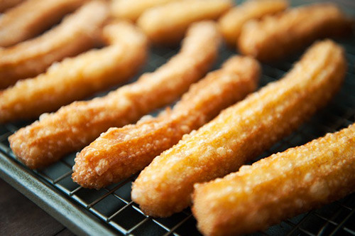 Churros – món bánh bột mì chiên cùng đường bột lạ miệng của Tây Ban Nha cũng là một trong số những món ăn được yêu thích tại Mỹ. Những quầy hàng churros thường được mở cửa phục vụ vào buổi sáng. Và nếu được thưởng thức cùng với một tách chocolate nóng vào những ngày lạnh thì thật không còn gì bằng!