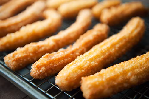Churros – món bánh bột mì chiên cùng đường bột lạ miệng của Tây Ban Nha cũng là một trong số những món ăn được yêu thích tại Mỹ. Những quầy hàng churros thường được mở cửa phục vụ vào buổi sáng. Và nếu được thưởng thức cùng với một tách chocolate nóng vào những ngày lạnh thì thật không còn gì bằng!