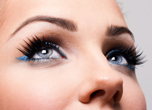 Giúp lông mi trông dày hơn bằng cách chải phấn rôm lên mi trước khi chải mascara. Phấn sẽ hoạt động như một lớp mascara lót, cho bạn hàng mi đẹp tự nhiên.