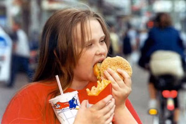 Đồ ăn nhẹ là không thể thiếu đối với trẻ em, tuy nhiên không phải đồ ăn nhẹ nào cũng đầy dầu mỡ và chất béo. Nếu mẹ biết lựa chọn món ăn, không những đáp ứng được nhu cầu ăn vặt của bé mà còn có thể cung cấp các vitamin, khoáng chất và chất xơ cho cơ thể đang phát triển trí não cho bé.