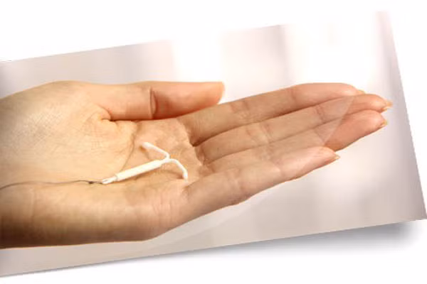 4. Cần bác sỹ kê đơn thuốc. Hầu hết mọi phụ nữ đều nhầm tưởng, phải bác sỹ kê đơn mới được phép dùng. Họ không biết rằng, những viên tránh thai này được bán rộng rãi ở các hiệu thuốc. Chỉ khi bạn đặt vòng IUD mới cần sự cho phép của bác sỹ.