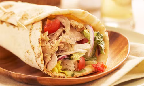 Ở Mỹ, gyros là món bánh được làm từ món thịt đã chế biến thay vì một tảng thịt nguyên chất nướng như tại Hy Lạp. Người Mỹ ăn bánh mì pita với gyros và sốt tzatziki (được gọi là sốt trắng, sốt chua hay sốt dưa leo)