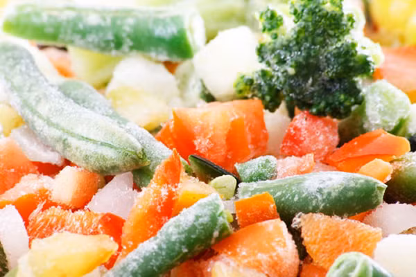 Thế nhưng, ngày càng nhiều người sử dụng thực phẩm đông lạnh để tiết kiệm thời gian nấu nướng. Bạn nên dung hòa điều này bằng cách kết hợp thịt đông lạnh nấu cùng một loại rau hay dùng cá hồi làm salad rau xanh chỉ mất vài phút. Bạn cũng chỉ nên chọn lựa những loại đồ đông lạnh thực sự cần thiết và chỉ dùng dưới 1 tuần.