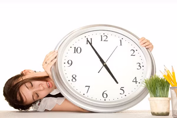 Nhịp sinh học sẽ bị phá vỡ vào những thời điểm giao mùa. Bạn có thể thức dậy trước chuông đồng hồ báo thức hoặc thèm ăn tối vào một thời điểm mà bạn chẳng bao giờ ăn trong ngày, đó là do sự gián đoạn của đồng hồ sinh học.