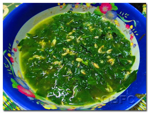 Canh vông nấu với tép đồng. Canh lá vông nấu tép đồng có màu xanh ngắt, nước rất ngọt, ăn vào có tác dụng ngủ rất ngon, ăn rất mát. Tép đồng lựa loại tép nhỏ, đều, đem rửa sạch, để vào rá cho ráo nước. Đọt và lá vông non, bỏ cọng, rửa sạch, dùng dao cắt nhỏ, vò mịn. Bắc nồi lên bếp, châm chút dầu ăn vào, cho ít hành củ cắt nhỏ vào đảo đều, tiếp tục cho tép, muối, hạt nêm vào đảo cho chín tới. Tiếp tục cho một lượng nước sôi vừa đủ vào, chờ nước sôi lại thì cho lá vông vào đun chín kỹ.