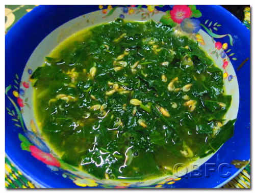 Canh vông nấu với tép đồng. Canh lá vông nấu tép đồng có màu xanh ngắt, nước rất ngọt, ăn vào có tác dụng ngủ rất ngon, ăn rất mát. Tép đồng lựa loại tép nhỏ, đều, đem rửa sạch, để vào rá cho ráo nước. Đọt và lá vông non, bỏ cọng, rửa sạch, dùng dao cắt nhỏ, vò mịn. Bắc nồi lên bếp, châm chút dầu ăn vào, cho ít hành củ cắt nhỏ vào đảo đều, tiếp tục cho tép, muối, hạt nêm vào đảo cho chín tới. Tiếp tục cho một lượng nước sôi vừa đủ vào, chờ nước sôi lại thì cho lá vông vào đun chín kỹ.