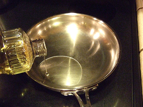 Không nên rót trực tiếp dầu ăn từ chai vào chảo mà nên đong ra thìa rồi mới cho vào chảo để tránh bị "lỡ tay" đổ quá nhiều.