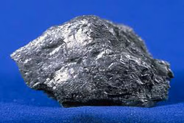 Chì. Đối với trẻ em, mức hấp thụ chì cao gấp 3-4 lần người lớn. Chì tích tụ ở xương, cản trở chuyển hóa Canxi bằng cách kìm hãm sự chuyển hóa vitamin D, gây độc cả cơ quan thần kinh trung ương lẫn thần kinh ngoại biên.