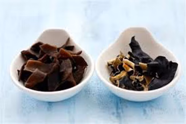 Đặc biệt, ngộ độc chì còn gây ra biến chứng viêm não ở trẻ em, hãy kiểm tra lượng chì có trong nhà bạn. Điều này hết sức cần thiết nếu bạn đang mang thai hoặc có con nhỏ. Hầu hết phân bón rau quả đều có chì ở các mức độ khác nhau khiến thực phẩm bị ảnh hưởng. Mẹ nên cho con ăn những loại thực phẩm có tác dụng giải độc chì như cà rốt, mộc nhĩ đen hay thịt bò.