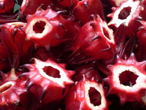 Phần cánh để riêng rửa lại bằng nước muối, sau đó tráng lại bằng nước sôi để nguội.