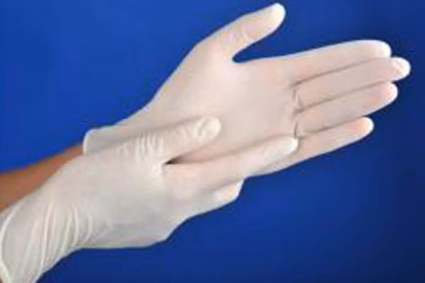 Sử dụng găng tay để tắm cho bé. Ở nhiều bệnh viện, đó là bắt buộc sử dụng găng tay khi tiếp xúc trẻ sơ sinh để ngăn chặn những vi trùng, vi khuẩn ở môi trường bệnh viện. Một nghiên cứu cho thấy, sử dụng găng tay với trẻ sơ sinh ngay cả khi tắm có tỷ lệ nhiễm trùng rất ít. Cha mẹ nên học tập điều này để bảo vệ sức khỏe bé.