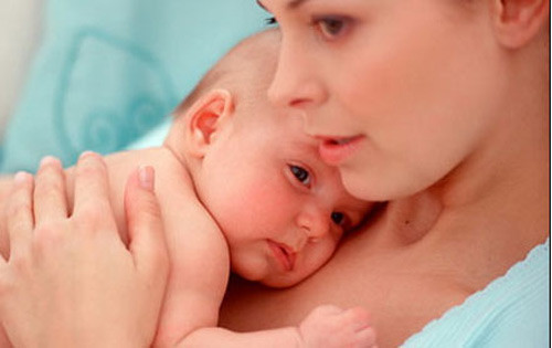 3. Phụ nữ có thu nhập cao. Những phụ nữ hiện đại trong cuộc sống ngày nay thường có thu nhập tương đối ổn định, bởi vậy yêu cầu họ đặt ra cho chính mình và con cái cũng rất cao. Ngay từ trong quá trình mang thai, những người phụ nữ này đã bắt đầu tưởng tượng và tự đặt ra những tiêu chuẩn cho con mình. Việc kỳ vọng quá nhiều vào em bé nên nếu khi sinh ra, đứa trẻ không giống hình dung sẽ khiến cho người mẹ cảm thấy luôn căng thẳng và thất vọng. Tâm lý này sẽ khiến cho người mẹ dễ rơi vào tình trạng trầm cảm sau sinh.