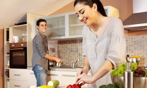 3. Cô ấy phải biết nấu ăn. Khi tán tỉnh bạn, các đấng mày râu thường dẫn bạn tới những nhà hàng sang trọng. Nhưng khi chọn vợ để cưới, họ lại yêu cầu những cô gái phải biết nấu ăn. Trong mắt họ, người phụ nữ mặc tạp dề bận rộn trong gian bếp luôn có sức lôi cuốn lạ kỳ. Chẳng thế mà một trong những lời khuyên các chuyên gia tâm lý luôn đưa ra đối với phụ nữ kết hôn là hãy biến mình trở thành người đầu bếp tài năng trong mái ấm của mình. Đó là cách đơn giản nhất và ngắn nhất để giữ lửa tình yêu trong trái tim các đức lang quân. Đồng thời, đó cũng là mong muốn thầm kín mà người chồng nào cũng hy vọng ở vợ mình.