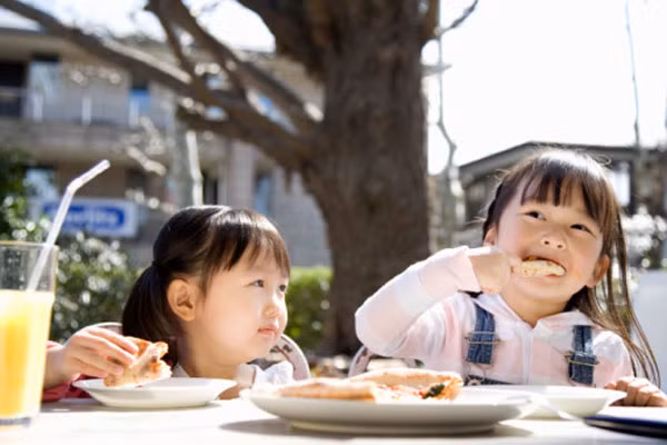 Một bữa sáng lành mạnh. Một bữa sáng bổ dưỡng có thể tăng năng lượng và khả năng miễn dịch cho đứa trẻ trong một ngày. Những loại thực phẩm giàu protein và chất xơ hòa tan như yến mạch là lựa chọn tốt nhất vì chúng làm giảm lượng cholesterol trong máu để duy trì lượng máu đến tim ổn định.