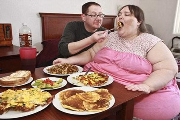 Để chuẩn bị cho điều đó, cơ thể sản xuất insulin và hormone khác để phản ứng với lượng calo mong đợi. Nhưng trong trường hợp không có calo thực tế, insulin và hormone sẽ bổ sung lượng đường trong máu cho đủ và khiến bạn trở nên thèm đồ ngọt hơn và bạn có thể sẽ ăn thêm chúng.