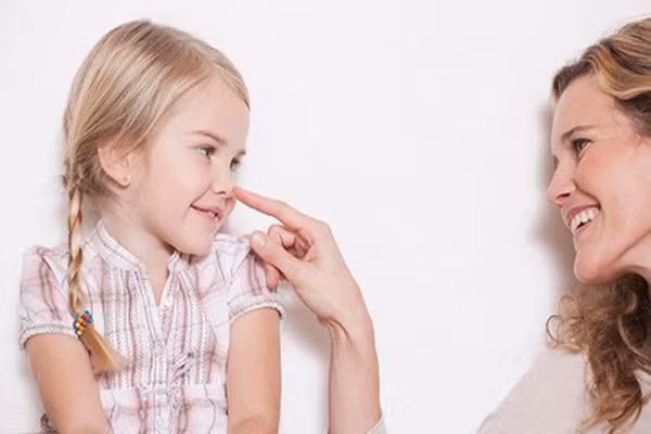 Thi đua trẻ uống sữa. Nếu bạn có hai con, điều này không phải lo lắng. Nhưng nếu chỉ mới có một bé, cha mẹ cũng hãy linh động khích lệ tinh thần bé bằng những lời thách thức như “con và mẹ thi xem ai uống hết nhanh hơn” hay đố bé uống hết sữa trong một thời gian nhất định.