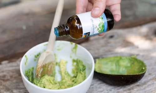 Dùng bơ dưỡng ẩm cho tóc. Bơ là một trong những thực phẩm làm tóc mềm mượt và dưỡng ẩm tự nhiên cho mái tóc rất hiệu quả. Xay nhuyễn nửa quả bơ và thêm một vài giọt tinh dầu bạc hà. Gội qua tóc (không dùng dầu gội), sau đó vuốt cho hết nước, tóc còn ẩm thì áp dụng hỗn hợp bơ lên tóc, để yên trong 15 phút sau đó gội sạch lại lần nữa.