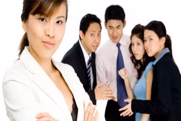 6. Thời trang làm bạn lố bịch khi không hợp hoàn cảnh. Đến đám tang mà ăn mặc lòe loẹt, phô trương là thiếu lịch sự. Đi làm từ thiện cho trẻ em nghèo mà ăn mặc như một đại tiểu thư là rất khó coi. Giáo viên đứng lớp mà mặc áo dài quá mỏng sẽ gây phản cảm với học sinh...