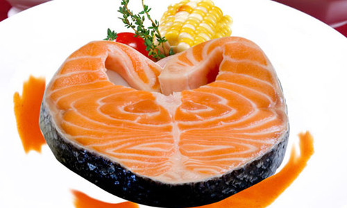 5. Ăn cá thường xuyên sẽ giảm nguy cơ mắc bệnh tim và đột quỵ. Các acid béo trong cá có tính chất chống viêm nên có thể làm giảm nguy cơ mắc các bệnh viêm mãn tính tới 52%. Đồng thời, thường xuyên ăn cá cũng giúp cơ thể hạn chế mắc bệnh tim tới 36%.