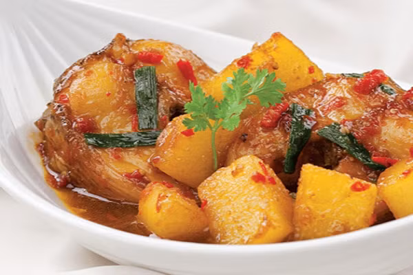 Mẹ có thể nấu món thịt chung với các loại rau củ để con được làm quen với mùi vị của rau giảm mùi vị của thịt. Sau đó rút dần lượng thịt trong bữa ăn.