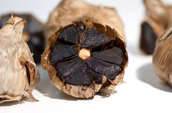 Phòng chống ung thư. Quá trình lên men tháng trời trong việc tạo ra tỏi đen góp phần tạo ra một loại siêu tỏi. Các hợp chất S-allylcysteine, một thành phần tự nhiên của tỏi tươi và dẫn xuất của acid amin cysteine, đã được tìm thấy trong tỏi đen ở nồng độ cao giảm cholesterol. Ngoài ra dịch chiết tỏi đen có hiệu lực mạnh kháng lại các tế bào khối u do vậy có tác dụng phòng và hỗ trợ điều trị ung thư.