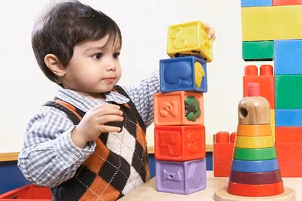 Khi trẻ hoạt động hoặc chơi thể thao, não bộ sản xuất ra một loại protein được gọi là BDNF( nhân tố dinh dưỡng thần kinh có nguồn gốc từ não) phát huy tác dụng khi được vận chuyển qua máu đến khắp các tế bào. BDNF là một loại protein được cho là có khả năng giúp ích trong việc học tập, ghi nhớ và sự tinh nhạy của các giác quan.