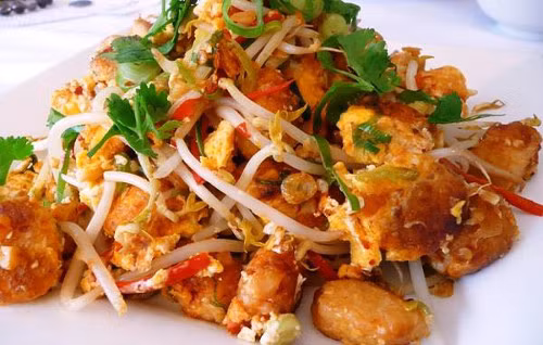 Bánh cà rốt chiên. Món bánh cà rốt chiên gồm những miếng bột gạo và củ cải trắng đem hấp lên, rồi đem chiên như trứng ốp lếp và trang trí với hành lá. Có thể thưởng thức những miếng bánh cà rốt ngon nhất tại khu ẩm thực Makansutra Gluttons bên Vịnh Marina gần Nhà hát Esplanade, hoặc Trung tâm ẩm thực Newton Food Centre.