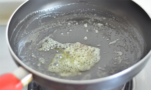 Bước 3: Làm nóng chảo, đổ bơ vào để bơ tan đều khắp chảo.