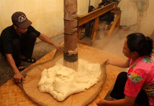 Cọ nếp còn là nguyên liệu độc đáo cho món bánh dầy của “xứ cọ”