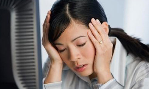 5. Bỏ qua những suy nghĩ về quá khứ. Trong quá khứ, bạn có thể đã mắc phải một sai lầm nào đó hoặc bạn đã có một vài ký ức không mấy thiện cảm với chồng mình. Hãy thôi nghĩ về nó vì bạn đã bước sang ngưỡng tuổi 30. Hầu hết các nhà tâm lý học đều đồng ý rằng việc nhai lại và đổ lỗi cho bản thân hay đối phương về sai lầm trong quá khứ có thể mang lại hậu quả tiêu cực lâu dài. Nếu những tiếc nuối này ngăn bạn tiến lên trong cuộc đời và lên kế hoạch cho tương lai thì đã đến lúc dừng lại rồi đấy.