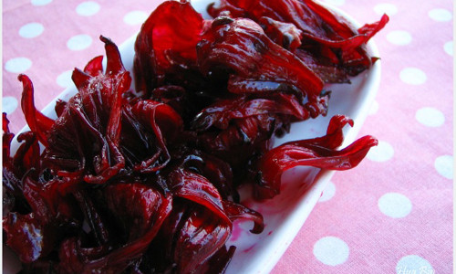 Thành quả bạn thu được chính là mứt hoa atiso đỏ, bạn có thể để nguội và trữ trong tủ lạnh để ăn dần.