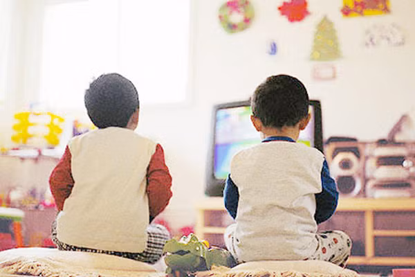 Dạy cho trẻ sự quan trọng của im lặng bằng cách đưa con đến thư viện đọc sách hoặc thiết lập một giờ yên lặng mỗi ngày ở nhà cho cả gia đình. Trẻ sẽ dễ dàng học tập cha mẹ rằng nói chuyện không phải bao giờ cũng cần thiết. Nếu khó thực hiện 1 giờ, mẹ hãy bắt đầu với 10 phút và tăng dần lên mỗi ngày.