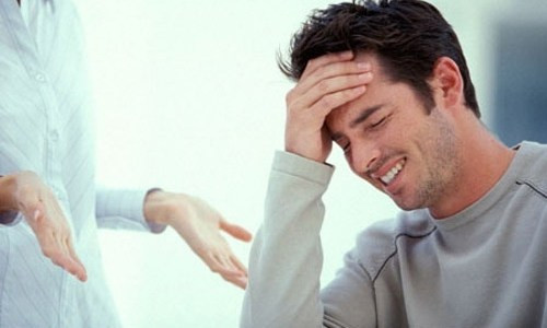 Mệt mỏi. Ở tuổi 30, do phải chịu sức ép từ công việc và gia đình nên cánh mày râu luôn cảm thấy rất mệt mỏi, căng thẳng. Áp lực tâm lý khiến nội tiết thay đổi, làm suy giảm lượng testosteron. Testosteron kích thích sự phát triển các đặc điểm giới tính, cũng là yếu tố giúp thể những đặc trưng giới rõ nét. Testosteron hiện diện với số lượng lớn ở nam giới trong giai đoạn dậy thì và giai đoạn trưởng thành, và thường suy giảm khi nam giới bước vào tuổi 30.