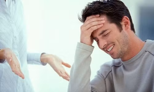 Mệt mỏi. Ở tuổi 30, do phải chịu sức ép từ công việc và gia đình nên cánh mày râu luôn cảm thấy rất mệt mỏi, căng thẳng. Áp lực tâm lý khiến nội tiết thay đổi, làm suy giảm lượng testosteron. Testosteron kích thích sự phát triển các đặc điểm giới tính, cũng là yếu tố giúp thể những đặc trưng giới rõ nét. Testosteron hiện diện với số lượng lớn ở nam giới trong giai đoạn dậy thì và giai đoạn trưởng thành, và thường suy giảm khi nam giới bước vào tuổi 30.