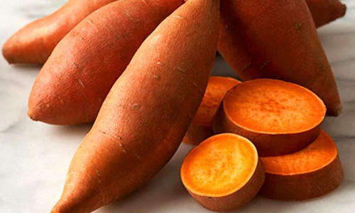 Mắt. Vitamin A giúp bảo vệ mắt. Nếu thiếu vitamin A, mắt sẽ bị yếu, mờ và gia tăng nguy cơ mắc bệnh quáng gà. Thực phẩm chứa nhiều carotene khi vào cơ thể sẽ được biến đổi thành vitamin A có lợi cho mắt. Ngoài cà rốt, khoai lang cũng rất giàu carotene giúp bỏ vệ mắt hiệu quả.