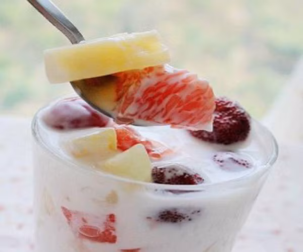 Mẹ có thể bổ sung nguồn DHA từ thực phẩm cũng như từ sữa. Nếu bé biếng sữa, mẹ nên bổ sung những phế phẩm từ sữa như sữa tươi, sữa chua, hay những loại bánh được làm từ sữa cho con.