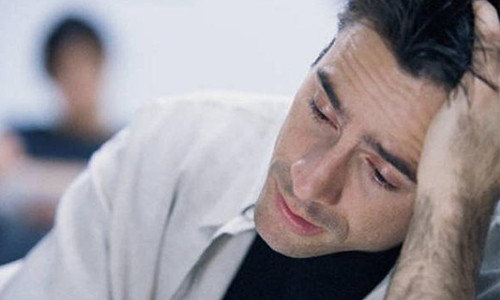 Suy giảm thính giác và thị giác. Loại trừ nguyên nhân do môi trường sống thì sự tuần hoàn máu kém cũng khiến nam giới gặp khó khăn về thính giác. Sự lão hóa của hệ tuần hoàn khiến máu kém lưu thông, ảnh hưởng đến không chỉ thính giác mà cả thị giác. Điều này có thể nhận thấy rất rõ từ tuổi 30.