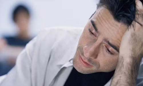 Suy giảm thính giác và thị giác. Loại trừ nguyên nhân do môi trường sống thì sự tuần hoàn máu kém cũng khiến nam giới gặp khó khăn về thính giác. Sự lão hóa của hệ tuần hoàn khiến máu kém lưu thông, ảnh hưởng đến không chỉ thính giác mà cả thị giác. Điều này có thể nhận thấy rất rõ từ tuổi 30.