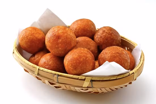 5. Bánh khoai lang chiên phồng. Món bánh này có cách làm cầu kỳ hơn một chút. Khoai lang sau khi rửa sạch vỏ, đồ chín. Lấy khoai ra bóc vỏ và nghiền nhuyễn. Tốt nhất là bạn hãy nghiền lúc nóng khoai sẽ dễ nhuyễn hơn. Sau đó thêm đường và trộn đều. Rây các loại bột nếp, bột ngô và bột tẻ vào khoai, thêm nước từ từ và nhào đều cho thành hỗn hợp dẻo quánh. Viên khoai thành nhiều viên tròn nhỏ. Đun nóng dầu ăn rồi thả viên khoai vào rán. Chú ý là nên để lửa trung bình rán đều khi khoai nở phồng vàng xuộm. Cuối cùng là vớt ra giấy thấm dầu. Món bánh này dùng ăn nóng hay nguội đều ngon.