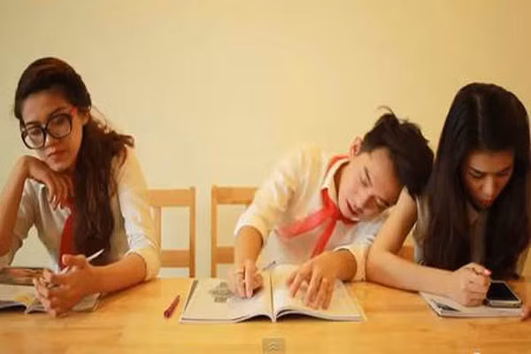 2. Làm suy giảm khả năng nhận thức của bạn. Giấc ngủ đóng một vai trò quan trọng trong tư duy và học tập. Thiếu ngủ làm quá trình nhận thức bị tổn thương gây ra sự giảm chú ý, không tỉnh táo, kém tập trung, suy luận kém, và giải quyết vấn đề một cách chậm chạp.