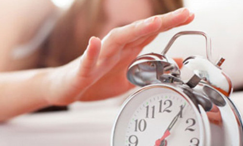 6. Dừng ngủ nướng vào dịp cuối tuần. Có lẽ bạn nghĩ rằng bạn cần ngủ bù để hồi phục sức khỏe vào ngày cuối tuần. Tất nhiên là bạn cần điều đó sau tất cả thời gian làm việc căng thẳng và buổi tối tiệc tùng trong tuần. Tuy nhiên các nhà khoa học đã chỉ ra rằng giấc ngủ bù không thể giúp bạn "cứu vãn" những ngày thiếu ngủ và hậu quả lâu dài vẫn còn chưa biết. Tốt hơn hết là bạn nên có thói quen ngủ đều đặn. Điều này sẽ giúp bạn có nhiều thời gian hơn để làm những việc thú vị và hiệu quả vào cuối tuần.