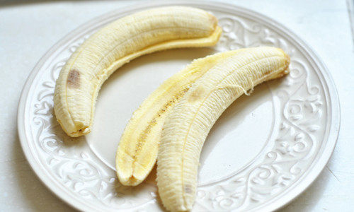 Bước 2: Chuối chín đem lột vỏ, dùng dao chẻ làm đôi.