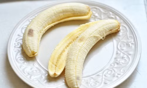 Bước 2: Chuối chín đem lột vỏ, dùng dao chẻ làm đôi.