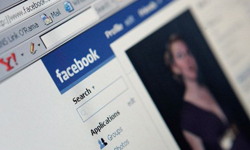 4. Dừng đăng tải những điều ngốc nghếch trên Facebook. Bạn bực tức vì cách xử sự của sếp và ngay lập tức, bạn đăng tải những dòng cảm xúc của mình trên mạng xã hội mà không nghĩ tới hậu quả của nó. Nếu bước sang tuổi 30, bạn nên bắt đầu suy nghĩ một cách chín chắn hơn. Điều này có nghĩa là hãy xóa tất cả những bức ảnh ngốc nghếch kèm những lời bình đi nhé. Thay vào đó, hãy đăng tải những thứ liên quan đến công việc của mình như sự kết nối tại một cuộc hội thảo nào đó để chứng tỏ là bạn đang rất coi trọng công việc của mình hiện tại.