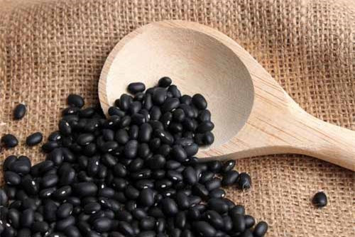 Thận: Đậu đen. Kể từ thời cổ đại, đậu đen đã được coi là “vị thần cho thận”. Từ đặc điểm bên ngoài bạn cũng thấy hình dáng của đậu đen cũng tương tự như thận của con người. Không chỉ có vị ngọt tự nhiên, theo Y học Trung Quốc, đậu đen giúp giải độc máu và nước, làm dịu các tác động xấu, đặc biệt ở những người khuyết thận.