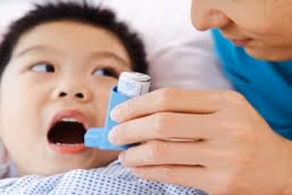 Trẻ có khả năng bị hen suyễn nếu tiền sử gia đình có người bị bệnh này. Hen phế quản có thể xảy ra ở bất kỳ lứa tuổi nào và thường bắt đầu khi trẻ từ 2 – 10 tuổi. Tỉ lệ mắc bệnh ở trẻ có bố hoặc mẹ bị hen phế quản cao hơn nhiều so với trẻ không có bố hoặc mẹ mắc bệnh. Nếu cả bố mẹ đều bị hen thì đến 60% con của họ sẽ bị hen.