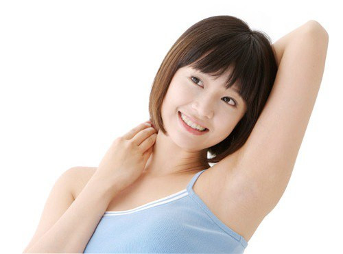 Khử mùi vùng da dưới cánh tay. Có thể sử dụng phấn rôm em bé dưới cánh tay thay cho lăn khử mùi, vừa giúp hấp thụ mồ hôi đổ ra, vừa cho bạn một hương thơm dễ chịu không quá gắt.